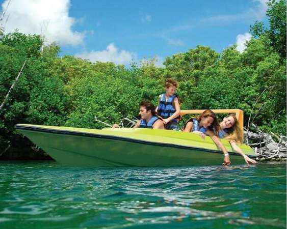 Speed Boat con familia a bordo divertidos en Cancún